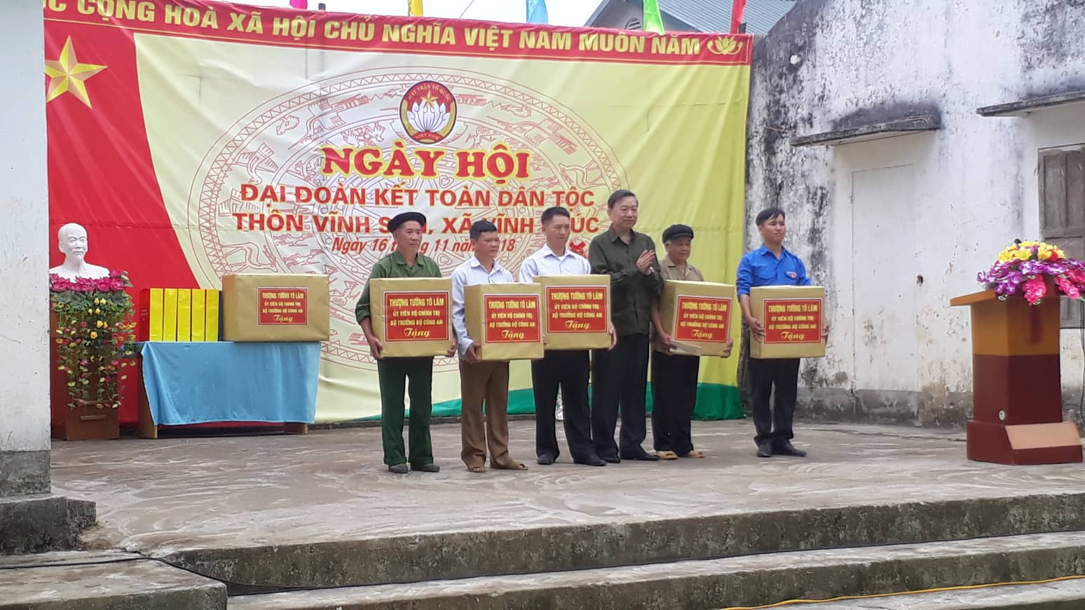 Bộ trưởng bộ công an Tô Lâm đến dự ngày hội đại đoàn kết với thôn Vĩnh Sơn, xã Vĩnh Phúc